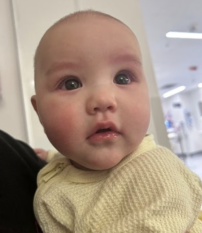 红灯前遭电单车少年突袭!昆州5个月大婴儿遭灭火器直喷,警方全力追查两少年(组图) - 2