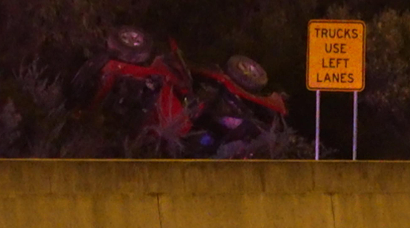 珀斯高速车辆失控，冲出道路，2人紧急送医！（图） - 2