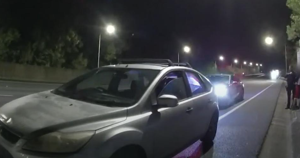 赃车变“餐车”？昆州男子驾赃车高速起火，车内竟藏大量食品（组图） - 2