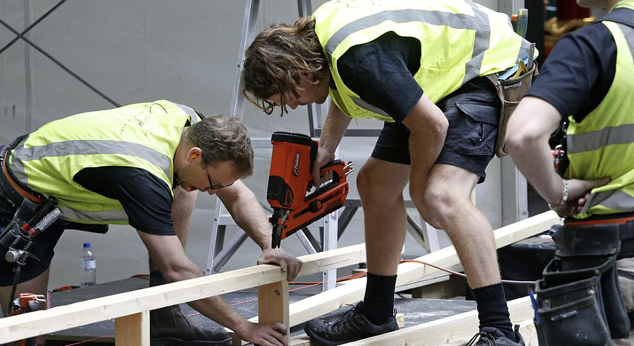 澳洲建筑业深陷“tradie荒”：工资飙升7.8%仍难解住房危机，120万套新房目标恐落空（组图） - 2