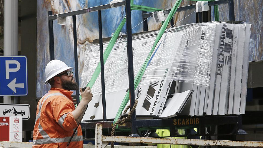 澳洲建筑业深陷“tradie荒”：工资飙升7.8%仍难解住房危机，120万套新房目标恐落空（组图） - 3