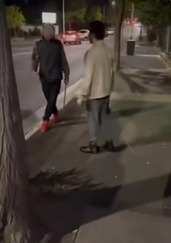 视频网上疯传！澳男街头挥舞大刀，路人受威胁霸气反击：想打我？（组图） - 2