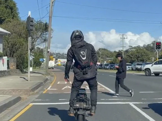 电动独轮车惊现悉尼主干道！男子穿梭车流占用公交道引安全警报（组图） - 2