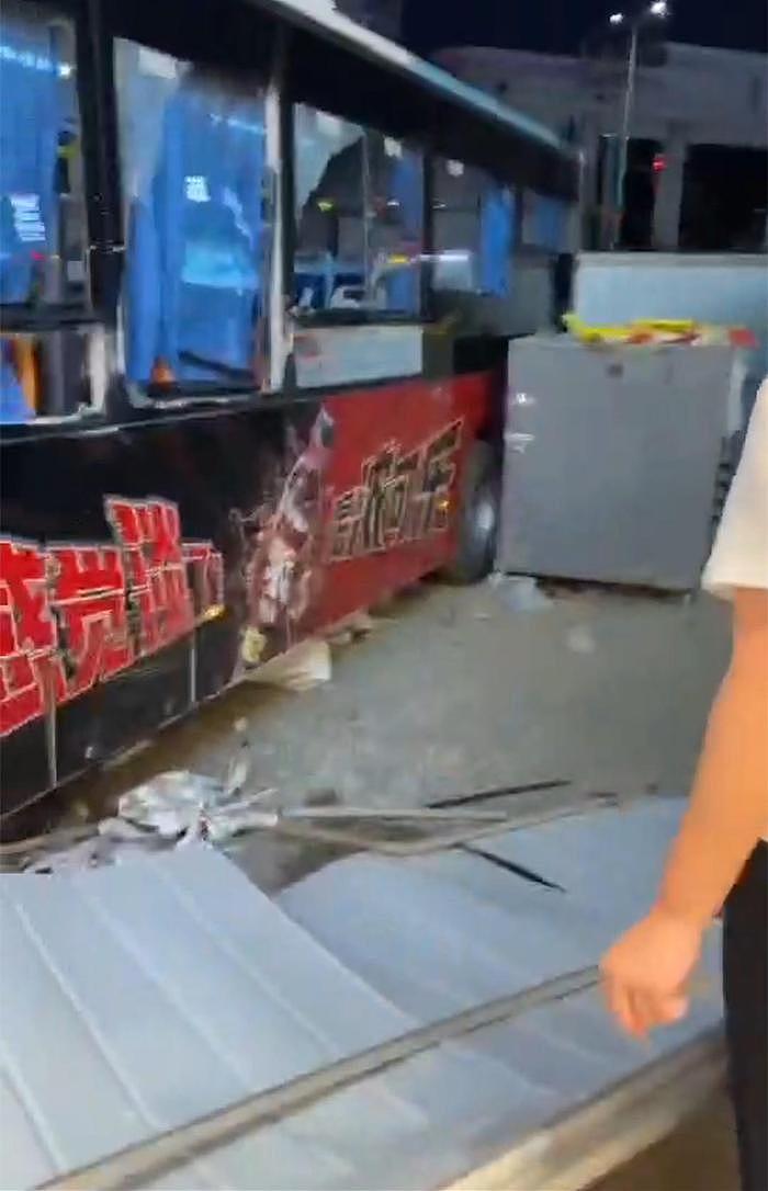 热搜第一！沈阳公交失控连撞多车，已致2死16伤！血腥场面惨不忍睹，目击者：太惨了，太惨了（视频/组图） - 2