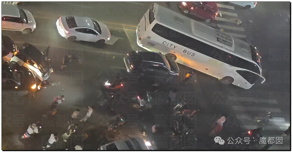 热搜第一！沈阳公交失控连撞多车，已致2死16伤！血腥场面惨不忍睹，目击者：太惨了，太惨了（视频/组图） - 7