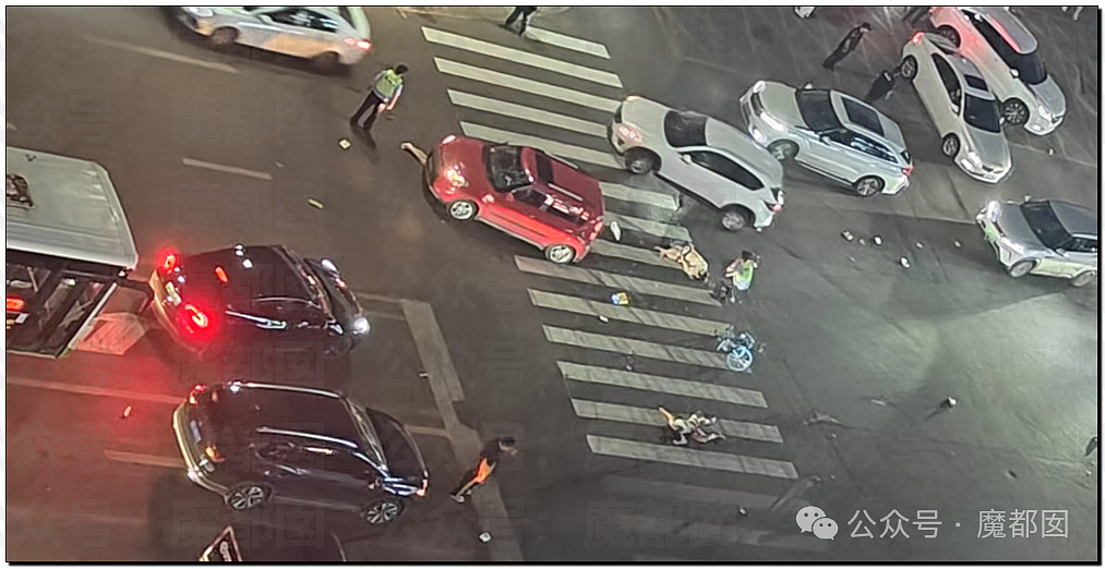 热搜第一！沈阳公交失控连撞多车，已致2死16伤！血腥场面惨不忍睹，目击者：太惨了，太惨了（视频/组图） - 3