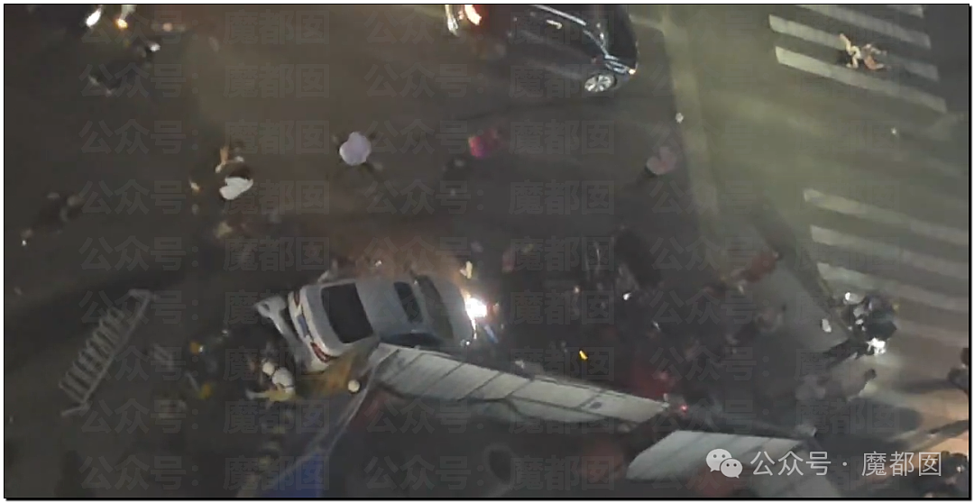 热搜第一！沈阳公交失控连撞多车，已致2死16伤！血腥场面惨不忍睹，目击者：太惨了，太惨了（视频/组图） - 9