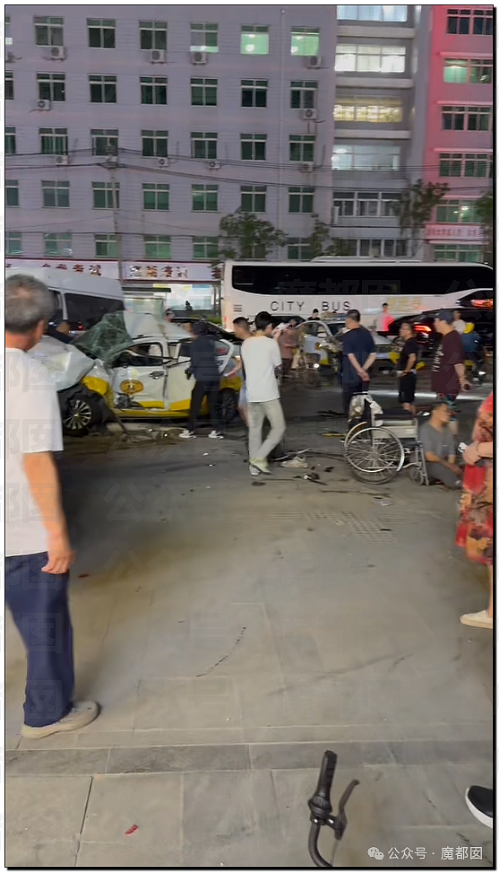 热搜第一！沈阳公交失控连撞多车，已致2死16伤！血腥场面惨不忍睹，目击者：太惨了，太惨了（视频/组图） - 15