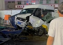 热搜第一！沈阳公交失控连撞多车，已致2死16伤！血腥场面惨不忍睹，目击者：太惨了，太惨了（视频/组图）