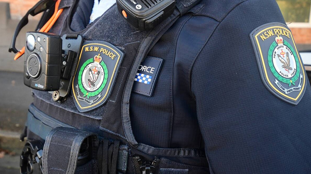悉尼持刀男子欲袭警!反被警方开枪击中,现场已被封锁(图) - 2
