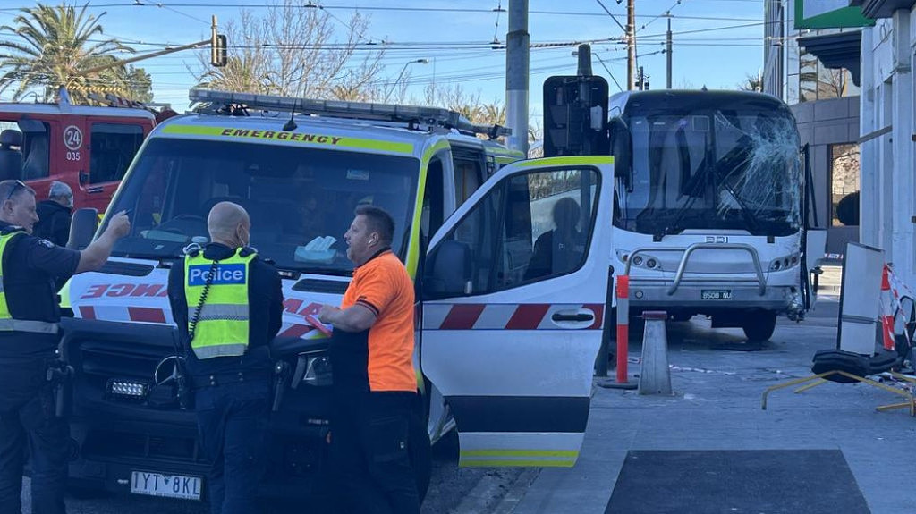 可怕！澳小巴撞上酒馆，11人被困车内，救援人员紧急出动（图） - 2