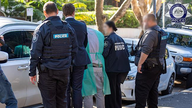 澳警方突袭悉尼富人区豪宅，乔装成tradie抓人！1男子被捕，被控接收近$1000万毒品（组图） - 4