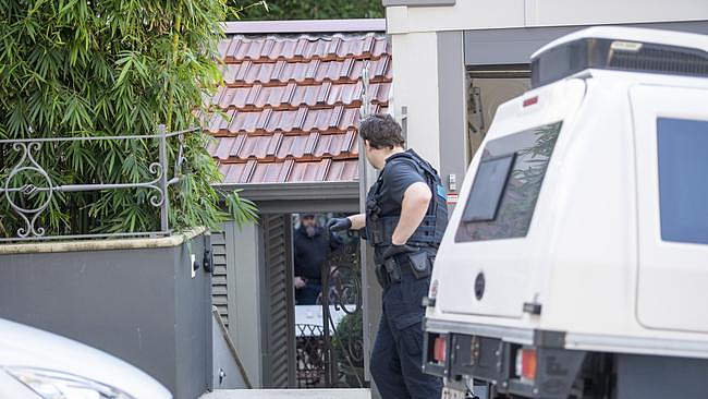 澳警方突袭悉尼富人区豪宅，乔装成tradie抓人！1男子被捕，被控接收近$1000万毒品（组图） - 7