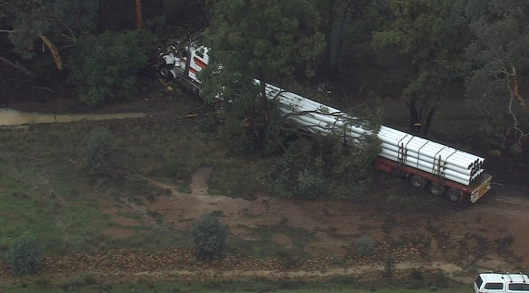 突发!西澳三车相撞,1人当场死亡,事发道路封闭(组图) - 4