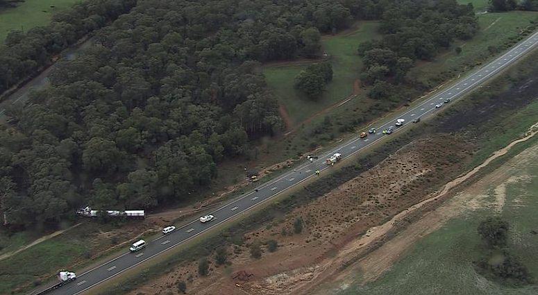 突发!西澳三车相撞,1人当场死亡,事发道路封闭(组图) - 3