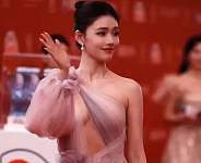林允上影节红毯穿搭吸睛，网友：“身材好就是敢穿”（组图）