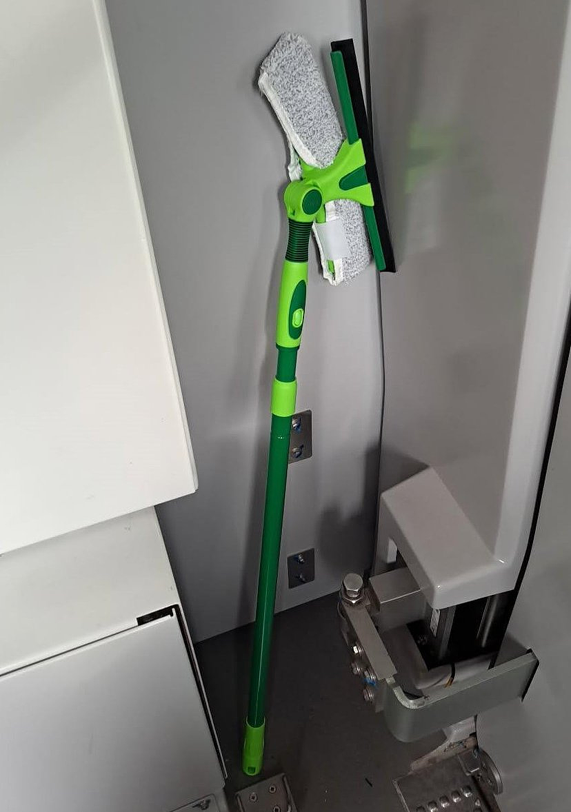 “西澳造”列车又爆雷，驾驶室突然起火、车厢连接螺丝松动，全部车辆召回检查（组图） - 3