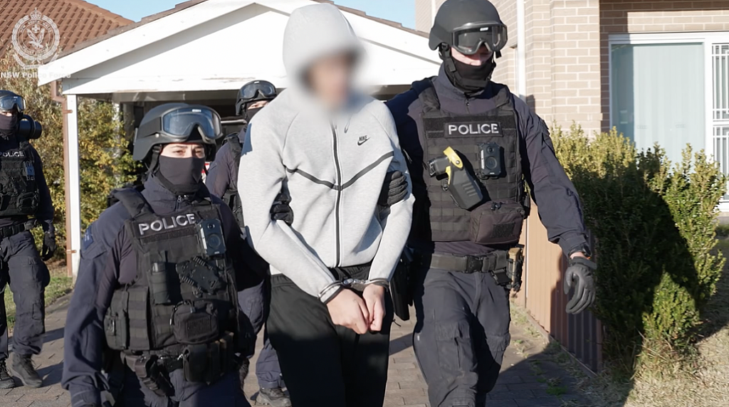 悉尼购物中心血案：18岁嫌犯落网，22岁受害者肺部被刺穿逃进Kmart求生（组图） - 3