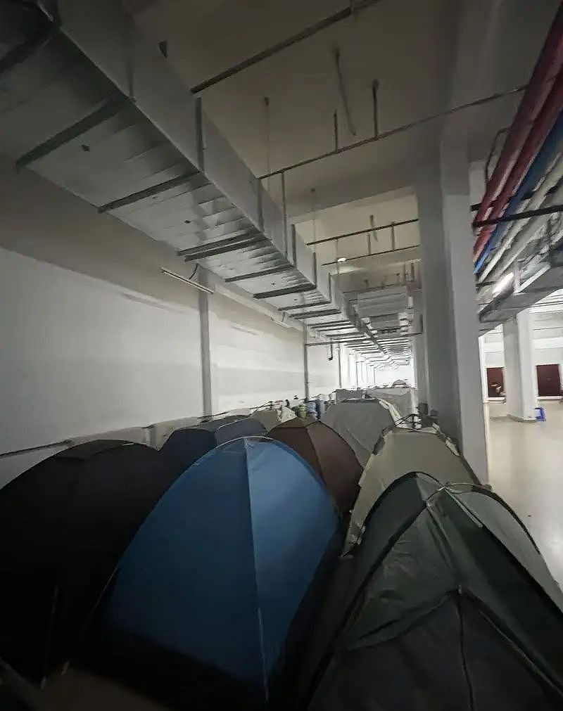 “学生热得在楼道打地铺”引关注,东北高校要不要装空调(图) - 2