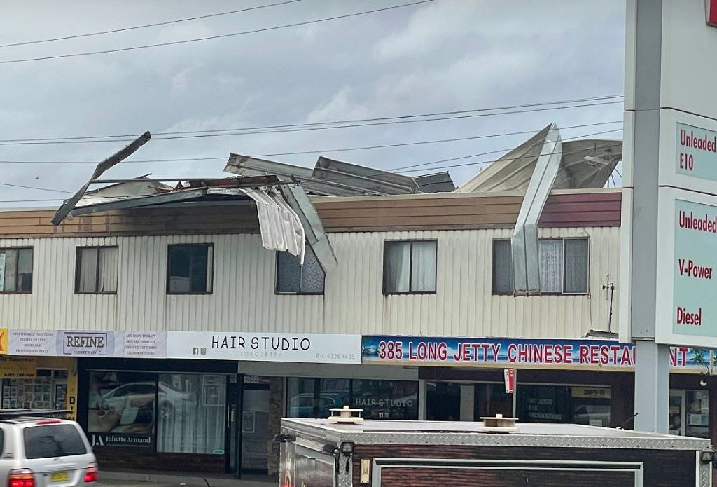 “炸弹气旋”席卷新州!中餐馆屋顶被“妖风”掀翻,城铁撞树延误,3万家庭断电(组图) - 3