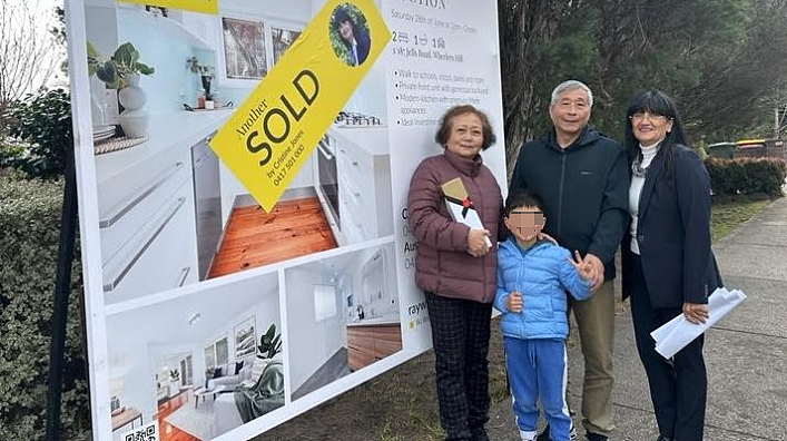 澳两居室卖出$81.3万！4人竞争激烈，大批人群围观拍卖（组图） - 4