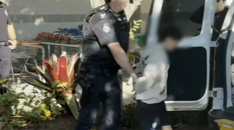 黄金海岸购物中心爆发群殴!多名teenager被捕,六旬老人及警员遭袭受伤(组图) - 3