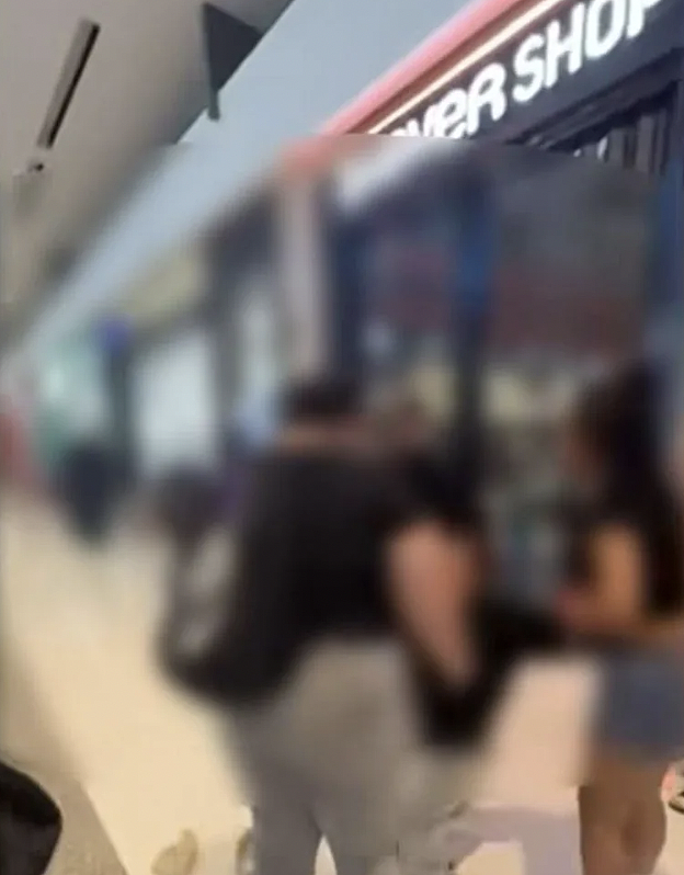 黄金海岸购物中心爆发群殴!多名teenager被捕,六旬老人及警员遭袭受伤(组图) - 4