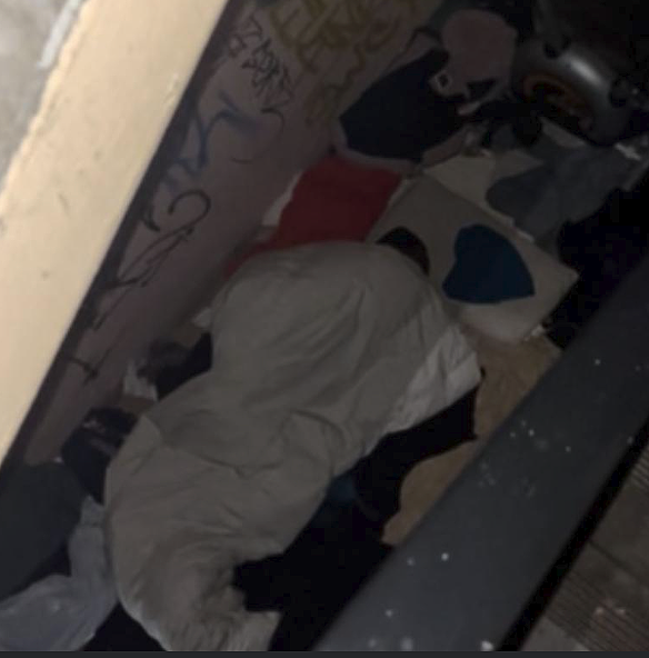慎入！澳购物中心沦为地狱：流浪汉安营扎寨，通道塞满粪便（组图） - 5