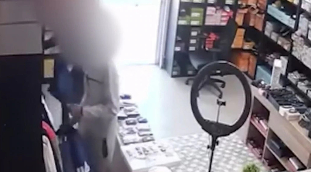 澳时装店光天化日下遭劫！4名青少年被捕，店主：感觉很不安全（组图） - 2