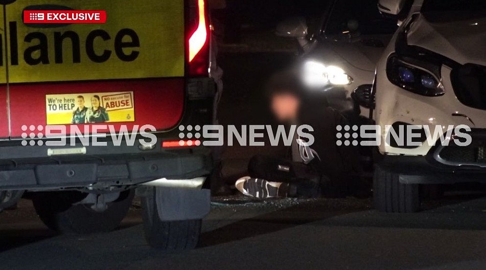澳2青少年盗走奔驰车，撞上拖车后逃跑！已被警方逮捕（组图） - 3