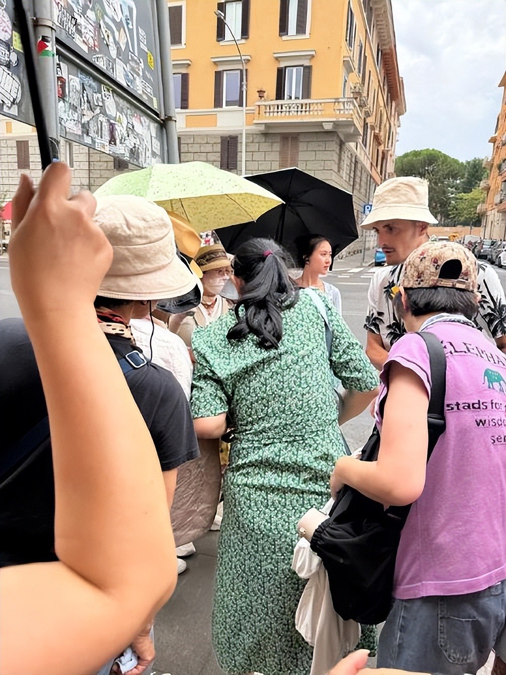 中国旅行团在意大利被洗劫!游客都懵了:吃饭20来分钟,回来大巴车内财物全没了,损失好几十万(视频/组图) - 16
