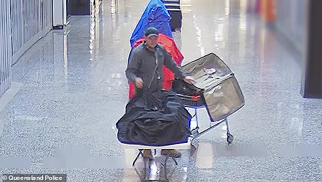 澳购物中心离奇盗窃案，男子淡定偷走53只鞋，全是右脚！店主都懵了...（视频/组图） - 4