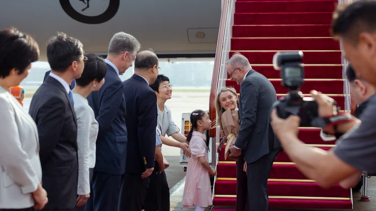 艾博年与未婚妻外滩散步，称赞在华澳人“外交大使”！开启“足球外交”，获赠10号球衣（组图） - 6