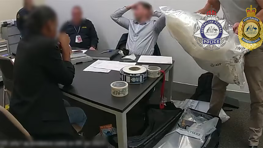 两妙龄女子飞抵澳洲被当场拦下，行李箱中搜出30斤冰毒！黑市价值$2900万（组图） - 2
