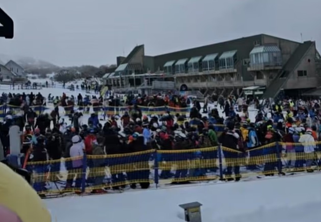 澳洲滑雪场人满为患！坐缆车要等1小时，交通和住宿都很贵（组图） - 5
