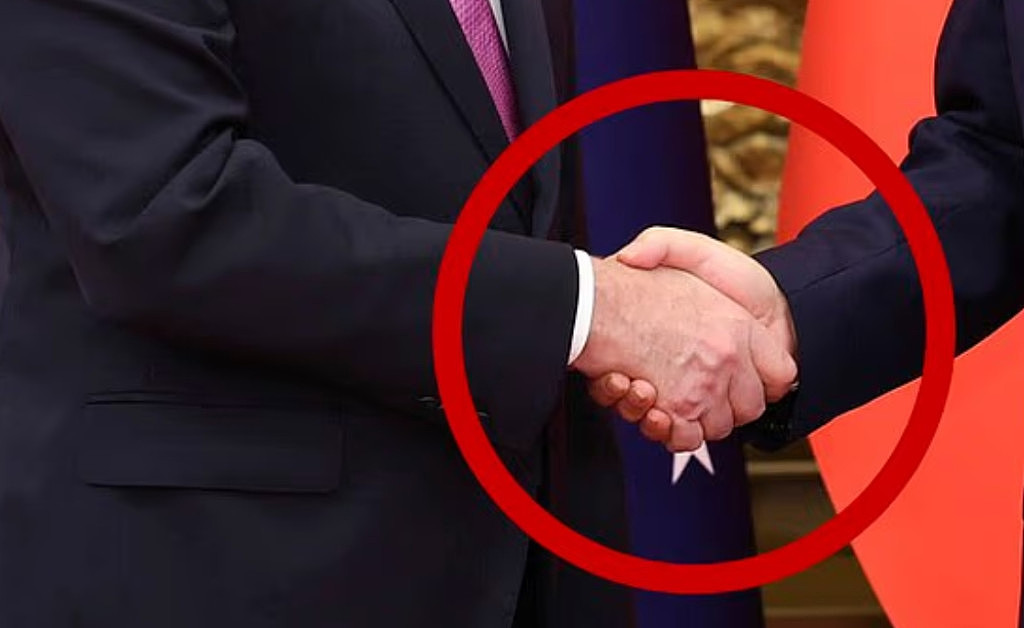 澳中领导人合影，艾博年肢体语言挨批！专家：一个假笑的书呆子（组图） - 3