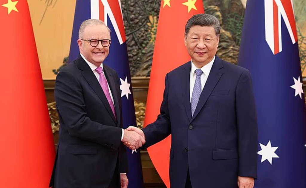澳中领导人合影，艾博年肢体语言挨批！专家：一个假笑的书呆子（组图） - 2