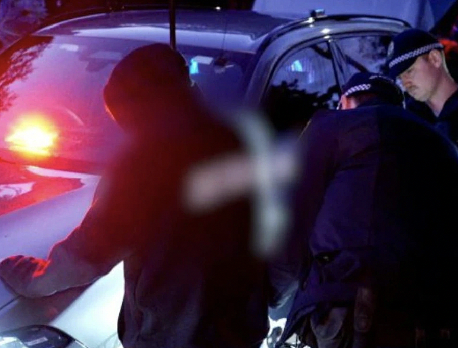 澳洲“挑衅骑士”飙出299km/h！车牌写“来抓我”还拍视频炫耀，法官怒拒保释（组图） - 3