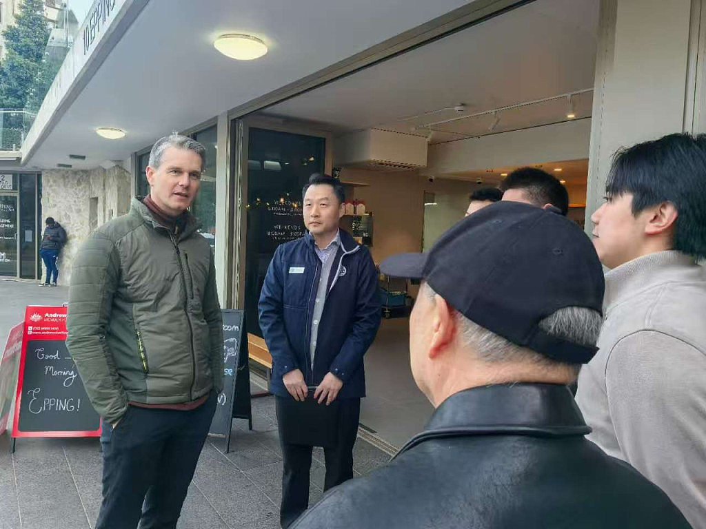 联邦议员走访悉尼华人区,与民众打招呼畅聊总理访华(组图) - 2