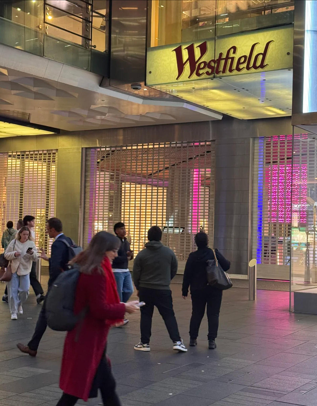 最新!男子疑在悉尼Westfield盗窃,逃跑过程中坠楼!目前仍在医院抢救(视频/组图) - 4