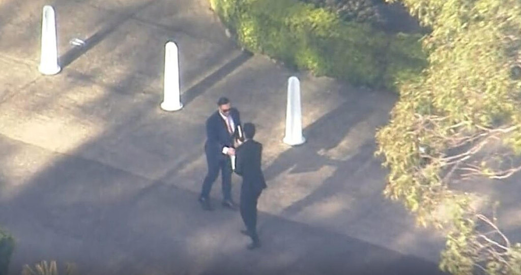 Auburn前副市长出狱,遭媒体围堵一言不发!曾砸百万举办奢华婚礼,因封路结婚“名声大噪”(组图) - 2