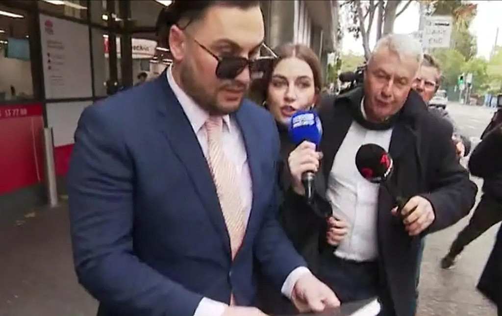 Auburn前副市长出狱,遭媒体围堵一言不发!曾砸百万举办奢华婚礼,因封路结婚“名声大噪”(组图) - 3