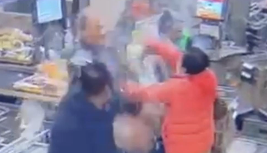 悉尼Woolies爆发激烈冲突！3名顾客互殴，其中1人还是警察（视频/组图） - 2