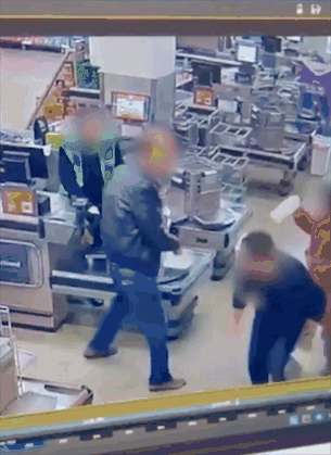 悉尼Woolies爆发激烈冲突！3名顾客互殴，其中1人还是警察（视频/组图） - 1