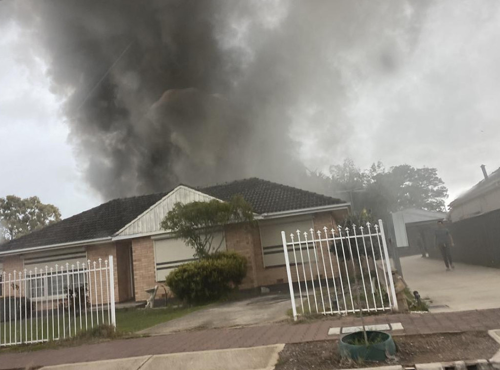 澳民宅突发大火屋顶坍塌！现场冒出滚滚黑烟，20名消防员紧急出动（图） - 2
