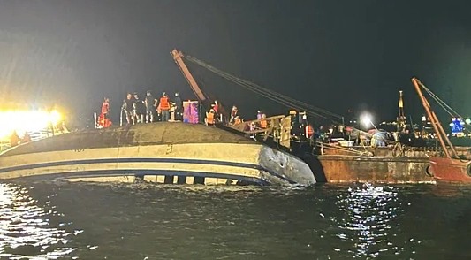 至少38人死亡！载53人观光船暴雨中侧翻，少年被困4小时奇迹获救（视频/组图） - 1
