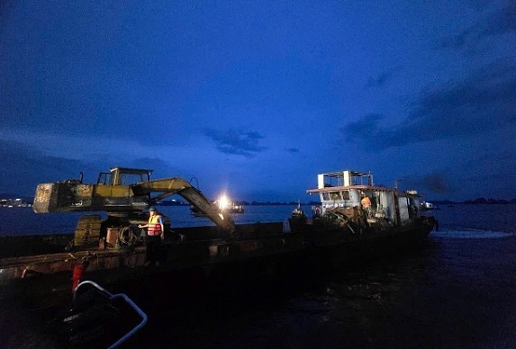 至少38人死亡！载53人观光船暴雨中侧翻，少年被困4小时奇迹获救（视频/组图） - 2