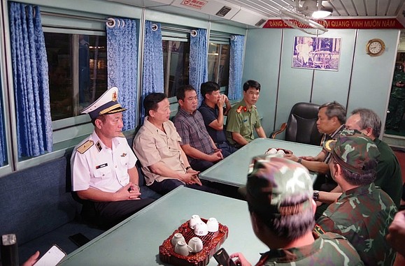 至少38人死亡！载53人观光船暴雨中侧翻，少年被困4小时奇迹获救（视频/组图） - 4