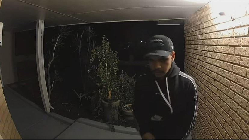 西澳Mandurah民居发生惊恐一幕,男子持砍刀门前徘徊,业主直接被吓懵(组图) - 2