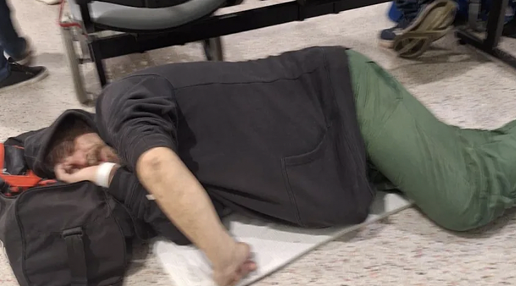 70岁老人躺地板24小时等输血！悉尼医院危机照片曝光，州长承认系统崩溃（组图） - 2